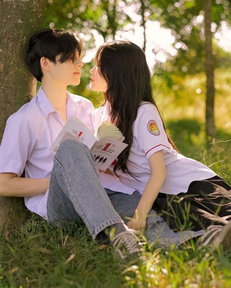 Pin By Thuy Lam Nguyen Thi On Cute Couple Anime Poses Reference Couple Poses Reference