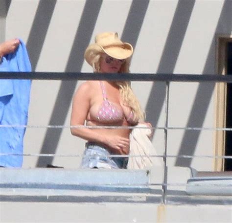 Busty Bikini Clad Jessica Simpson Gets Cheeky In Mexico