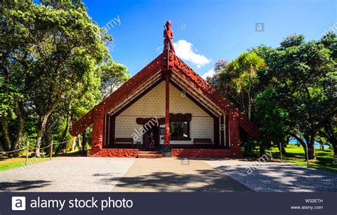 Traditional Maori House In Waitangi Stock Photo Alamy