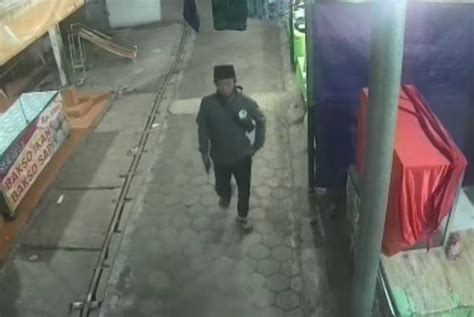 Nyamar Peziarah Pria Ini Terekam Cctv Curi Tas Di Wisata Religi Makam