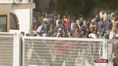 Dentro L Hotspot A Lampedusa Situazione Al Collasso