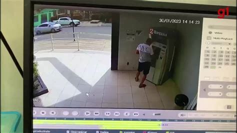 Vídeo Câmeras de segurança flagram momento em que homem é assaltado em