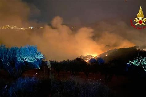 Incendi A Messina In Azione Vigili Del Fuoco Notizie Ansa It