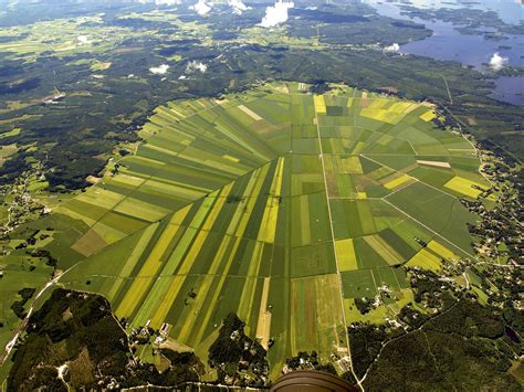 Vaasasta etelään kartalla näkyy kraatteri valtava meteoriitti