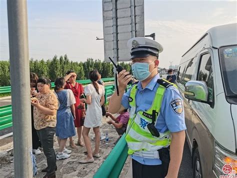 济南交警高速公路巡逻遇抛锚客车，将乘客护送至安全地点 记者直击 舜网新闻