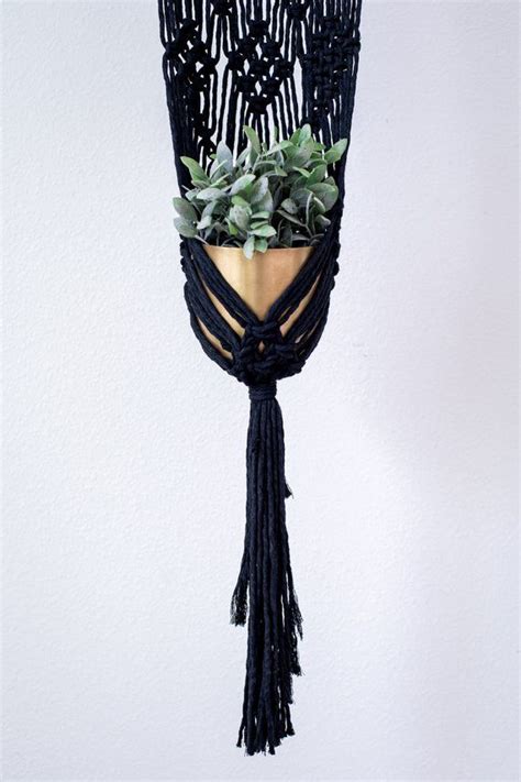 Colgador de planta de Macrame negro plantador de pared en Etsy México