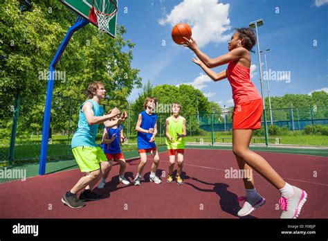 Kids playing basketball outside hi-res stock photography and images - Alamy