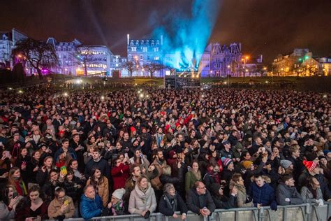 Thousands welcome the New Year with music and spectacle in Edinburgh ...