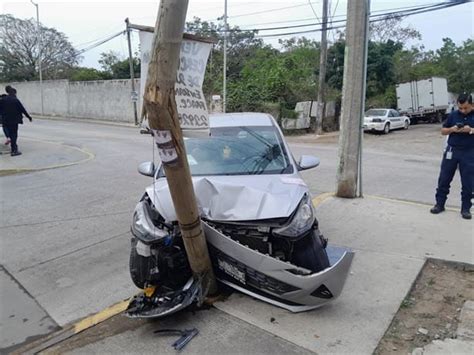 Auto Choca Contra Poste Y Lo Parte A La Mitad En La Colonia El Coyol