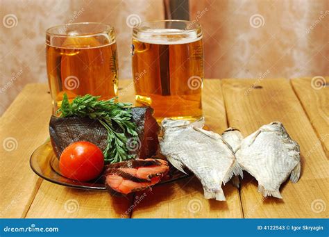 Cerveza Y Pescados En El Vector Imagen De Archivo Imagen De Bocado