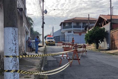 Chuvas Causam Afundamento Em Rua Do Jardim Ad Lia Cavicchia Grotta Em