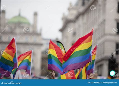 Bandera Del Orgullo Gay Arcoiris En El Desfile De Solidaridad Del Orgullo Gay Lgbt Foto De