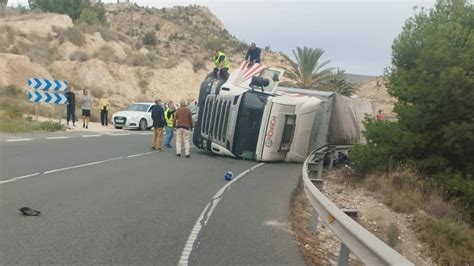 El Aparatoso Accidente De Un Camión Obliga A Cortar La Cv 800 En