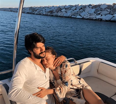 Burak Özçivit de Amor eterno y su esposa celebran aniversario juntos