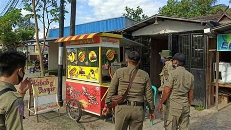 Satpol Pp Dan Damkar Kapuas Tertibkan Banner Dan Spanduk Di Trotoar