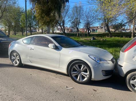 Vio a la policía y se dio a la fuga a alta velocidad chocando autos