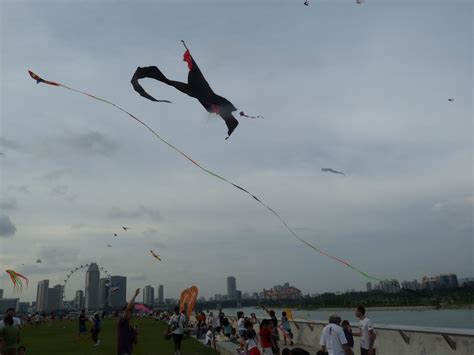 eastcoastlife: Kite-flying Day at Marina Barrage - WW