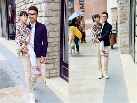 Cựu hot boy thể thao Trung Quốc ôm hôn con gái cực tình cảm trên phố