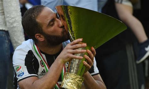 Juve oggi è il compleanno di Higuain gli auguri speciali FOTO