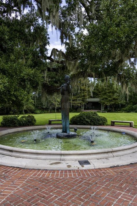 Estatua De Bronce De Una Mujer Que Vuela Una Flauta En El Centro De Un