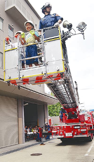 磯子署 児童が消防職体験 防災の担い手育成目的に 金沢区・磯子区 タウンニュース