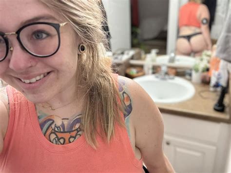 Blurry Booty Nudes GirlswithGlasses NUDE PICS ORG