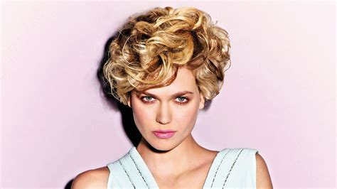Kort kapsel met volume en mooie gelifte krullen | Lady Diana coupe