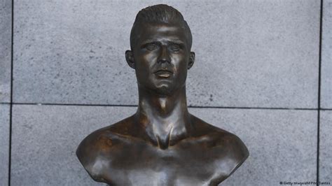 Ronaldo Statue