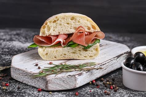 Ciabatta sandwich con ensalada de rúcula hojas de espinaca tocino