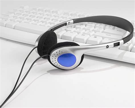 Tai nghe những năm 2000 bỗng dưng hot trở lại đu trend không khó chỉ tốn 35 000 đồng