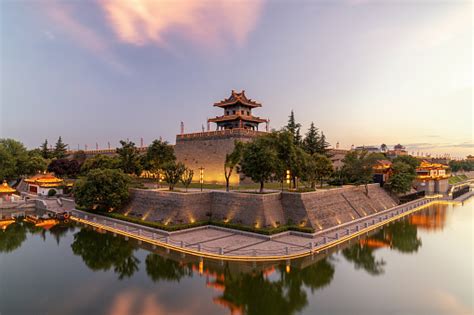 Ancient City Wall Ruins Park In Xian China 照片檔及更多 西安 照片 西安 中國 中國文化