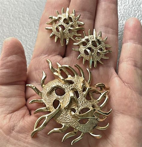 Sarah Coventry S Gold Textured Sea Urchin Brooc Gem