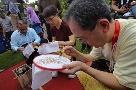 FOTO Delegasi ATF 2023 Diajak Belajar Membatik Hingga Kunjungi Candi