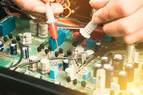 Elettricista Che Controlla La Tensione Del Transistor In Un Circuito