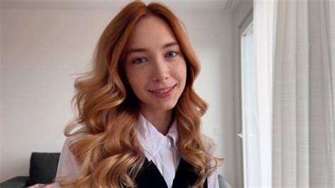 The secretary wanted a pay raise but got cum on her pussy instead Loly Nebel Vidéo de sexe