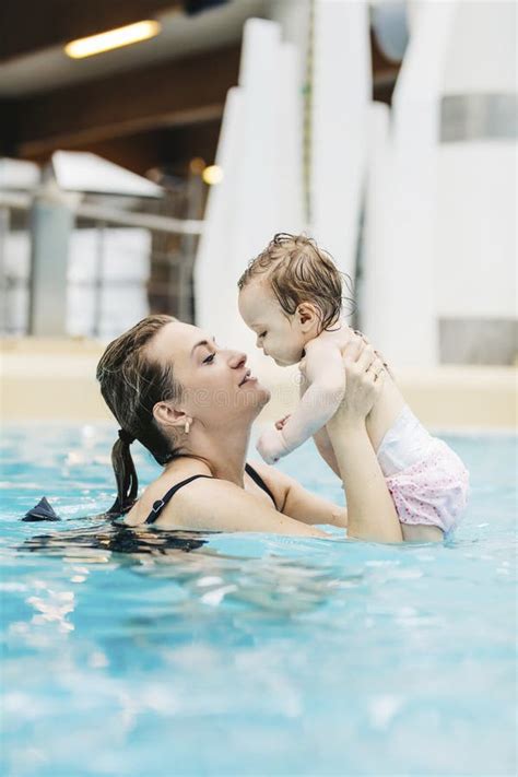 M Re Avec Sa Petite Fille Nage Dans La Piscine Dans Le Waterpark Photo