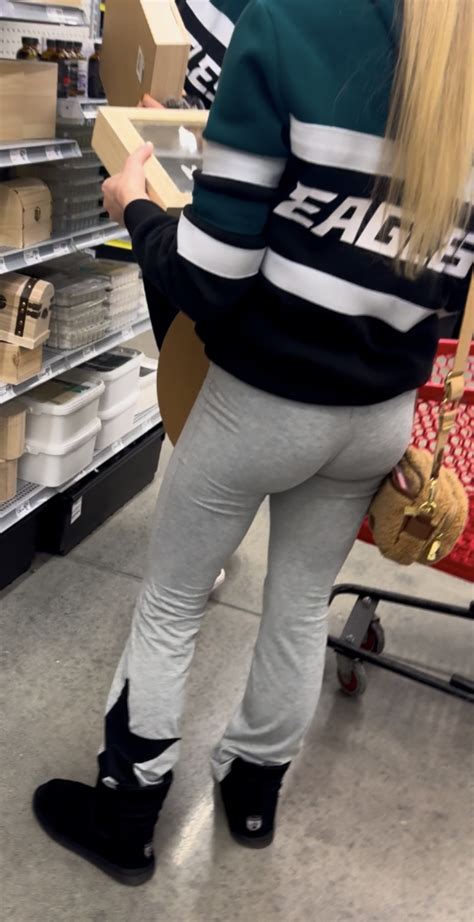 Cute Blonde With Nice Bubble Spandex Leggings Yoga Pants Forum