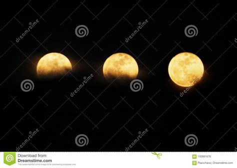 Sistema De La Luna Llena Sobre El Cielo Nocturno Oscuro Foto De Archivo