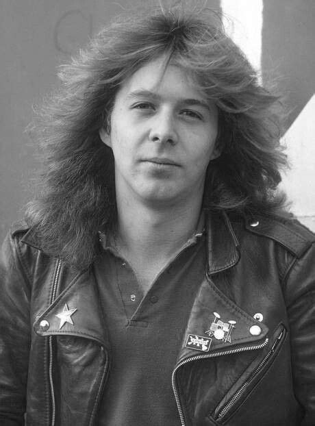 CLIVE BURR Um pouco da história deste grande baterista do Iron