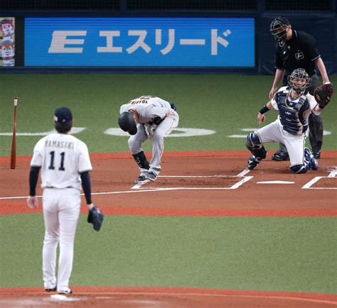 巨人好調吉川が左手中指骨折で離脱 初回に死球受け苦悶の表情 プロ野球写真ニュース 日刊スポーツ