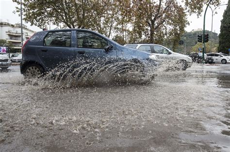 Maltempo A Roma Alberi Caduti E Strade Allagate Centinaia Di