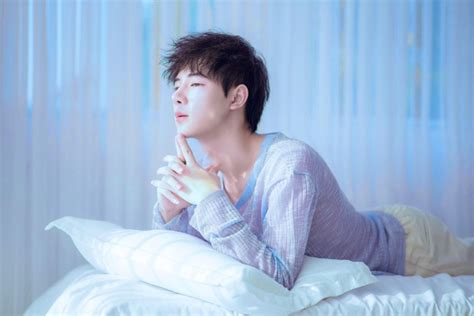 Hot boy Cao Bằng điển trai nghiền làm từ thiện yêu động vật Báo Dân trí