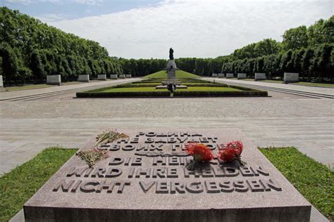 Soviet War Memorial in Treptower Park - andBerlin