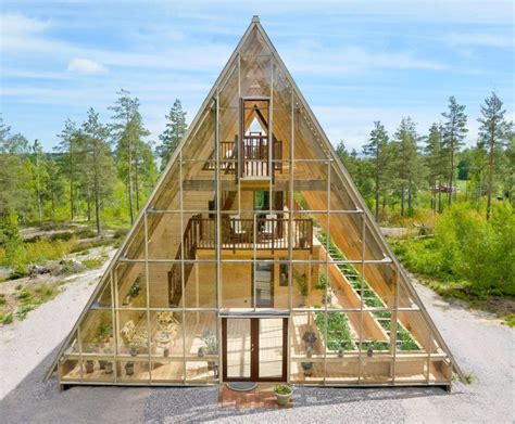 スウェーデンの森に立つガラス張りの三角フレームによる自給自足型の住居 Naturvillan Jiuni Q