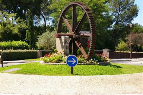 Un Rond Point Dans Les Alentours De L Isle Sur La Sorgue Le Blog