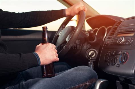 Cerveja Bebendo Do Homem Novo Ao Conduzir O Carro Imagem De Stock