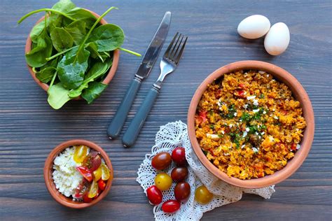 Oeufs Brouill S La Tomate Et La Feta Recette Grecque