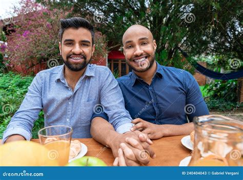 Pareja Gay Sonriendo Y Dándose La Mano Afuera En El Jardín Imagen de archivo Imagen de retrato