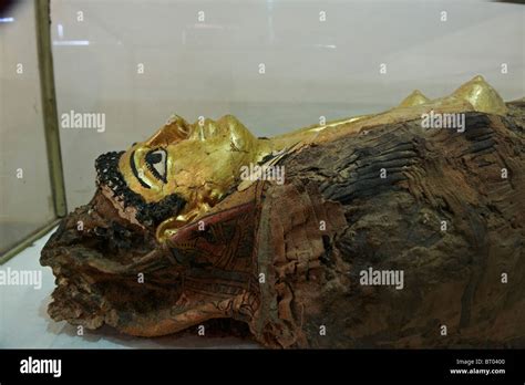 Goldene Mumie im Museum der Oase Bahariya, westliche Wüste, Ägypten ...