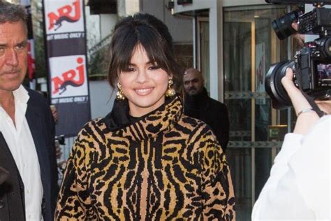 Selena Gomez Μαγνήτισε τα βλέμματα με το ρετρό Glam Look της και το